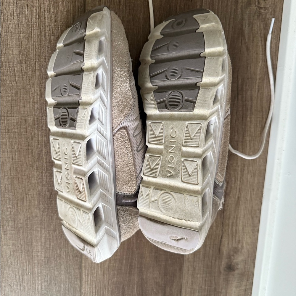 Vionic Women’s Sneakers - Picture 3 of 4